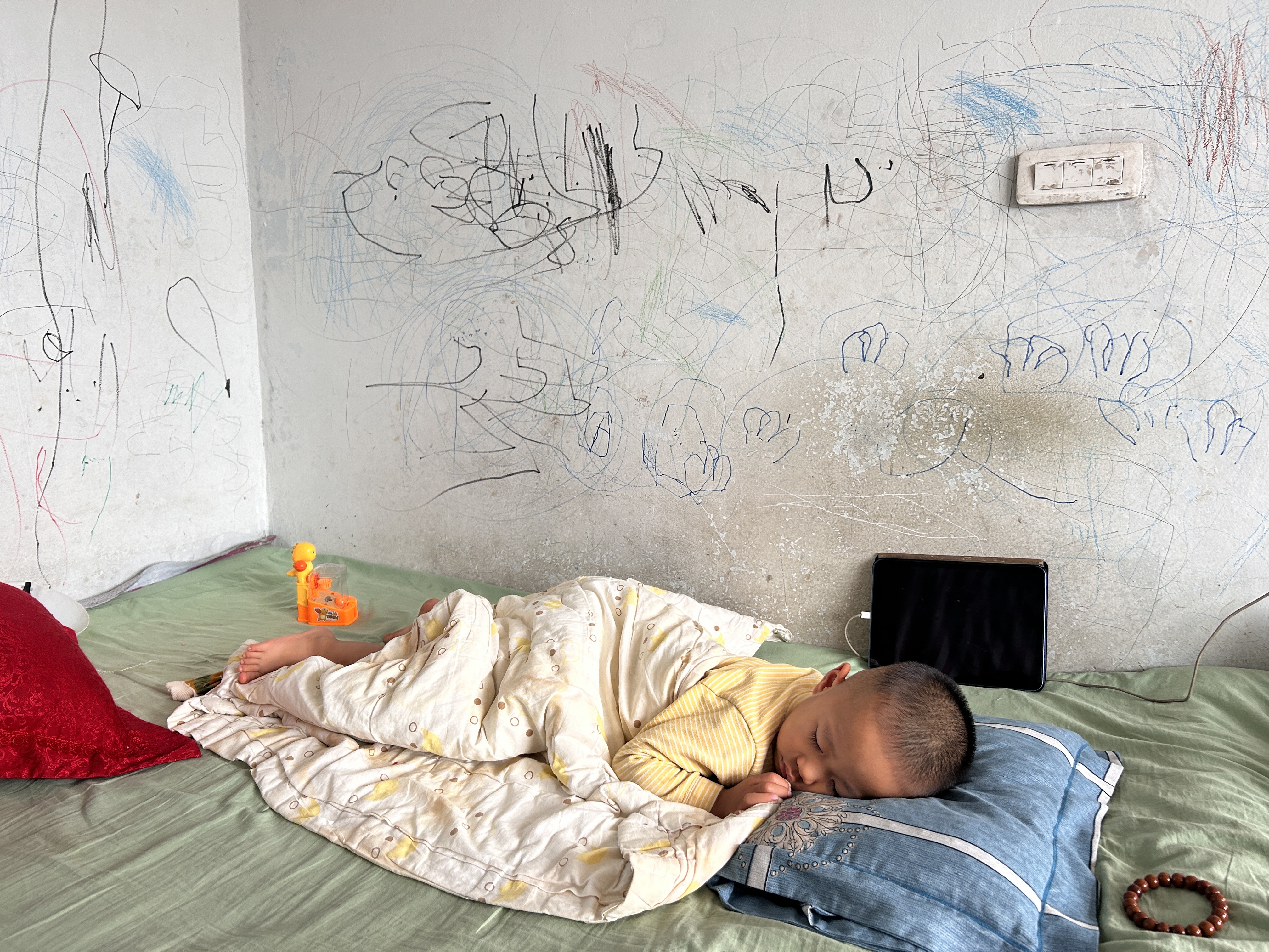 点击放大图片 童真涂鸦:四岁博民的创作世界