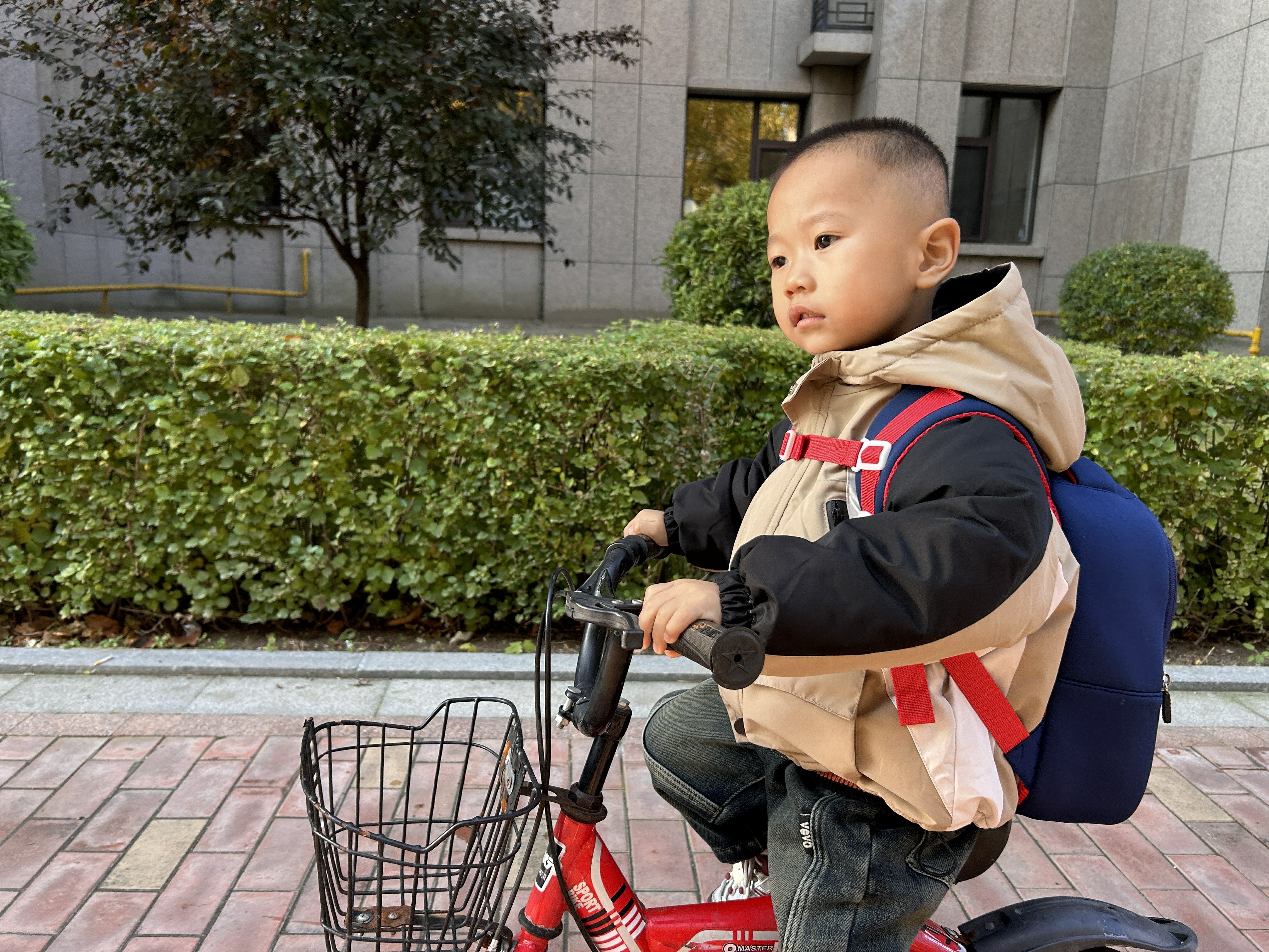 点击放大图片 小脚印,大成长,记录博珉的幼儿园首日