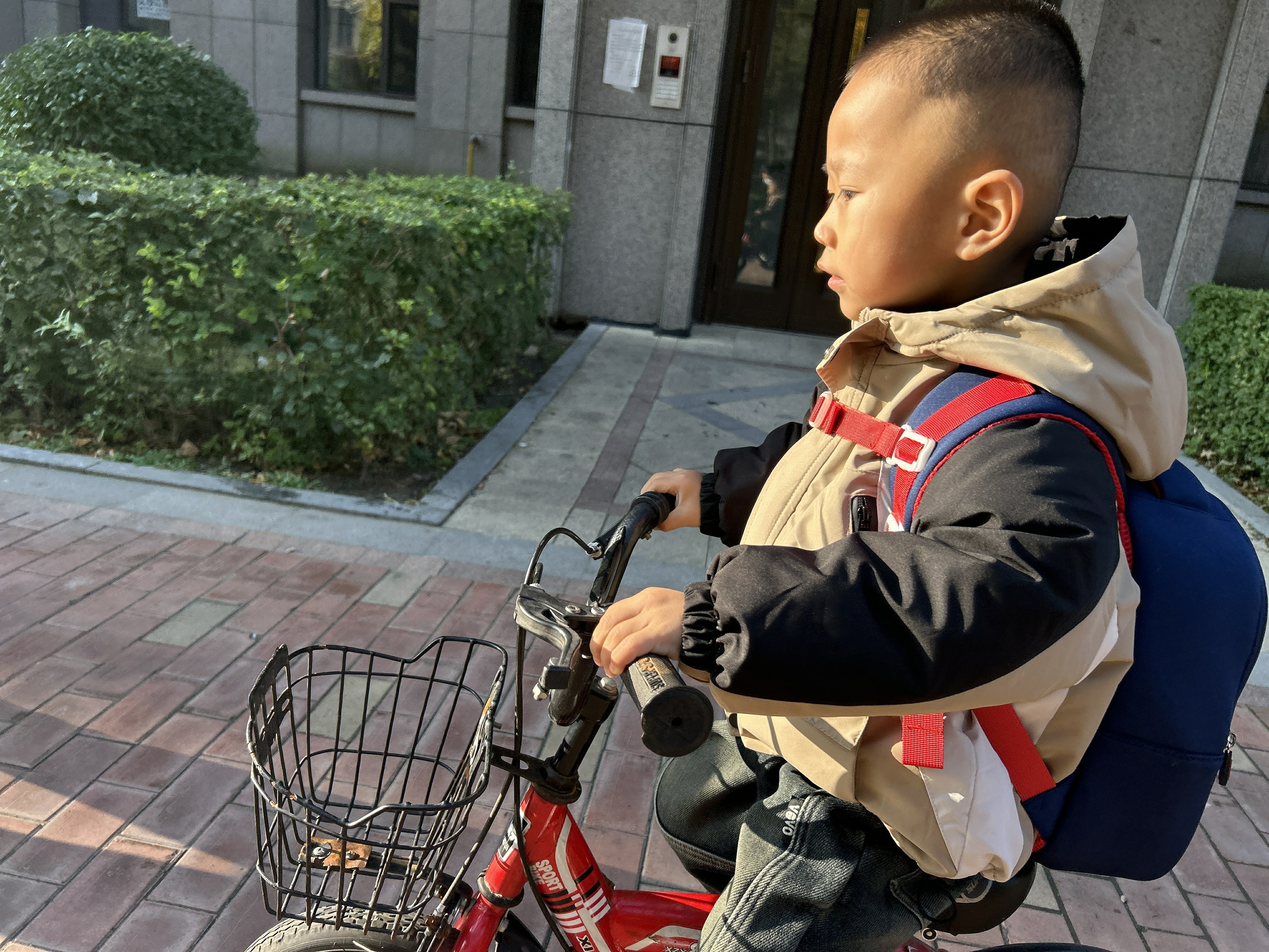 点击放大图片 小脚印,大成长,记录博珉的幼儿园首日