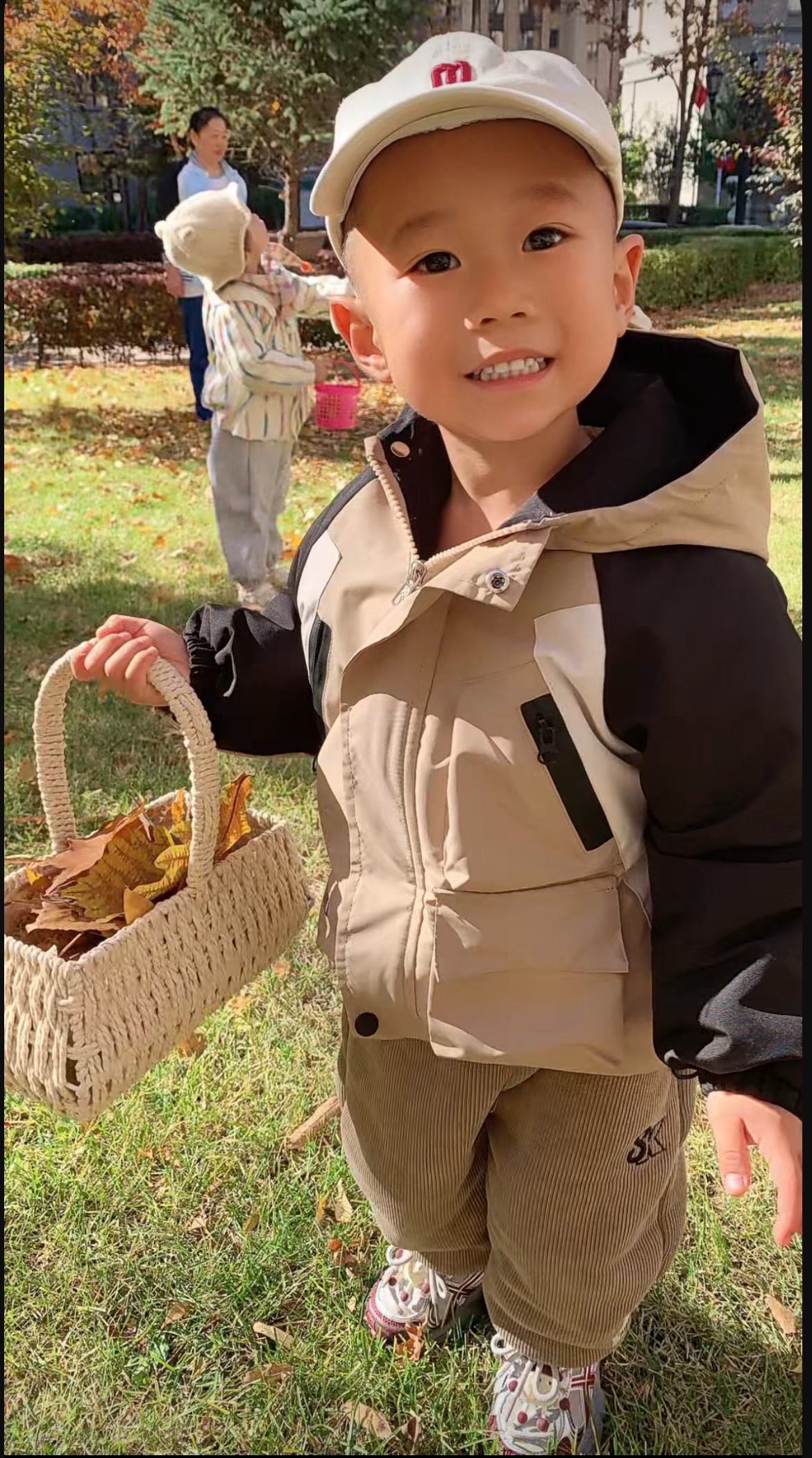 点击放大图片 秋日拾叶,创意无限 ,幼儿园秋游手工活动记