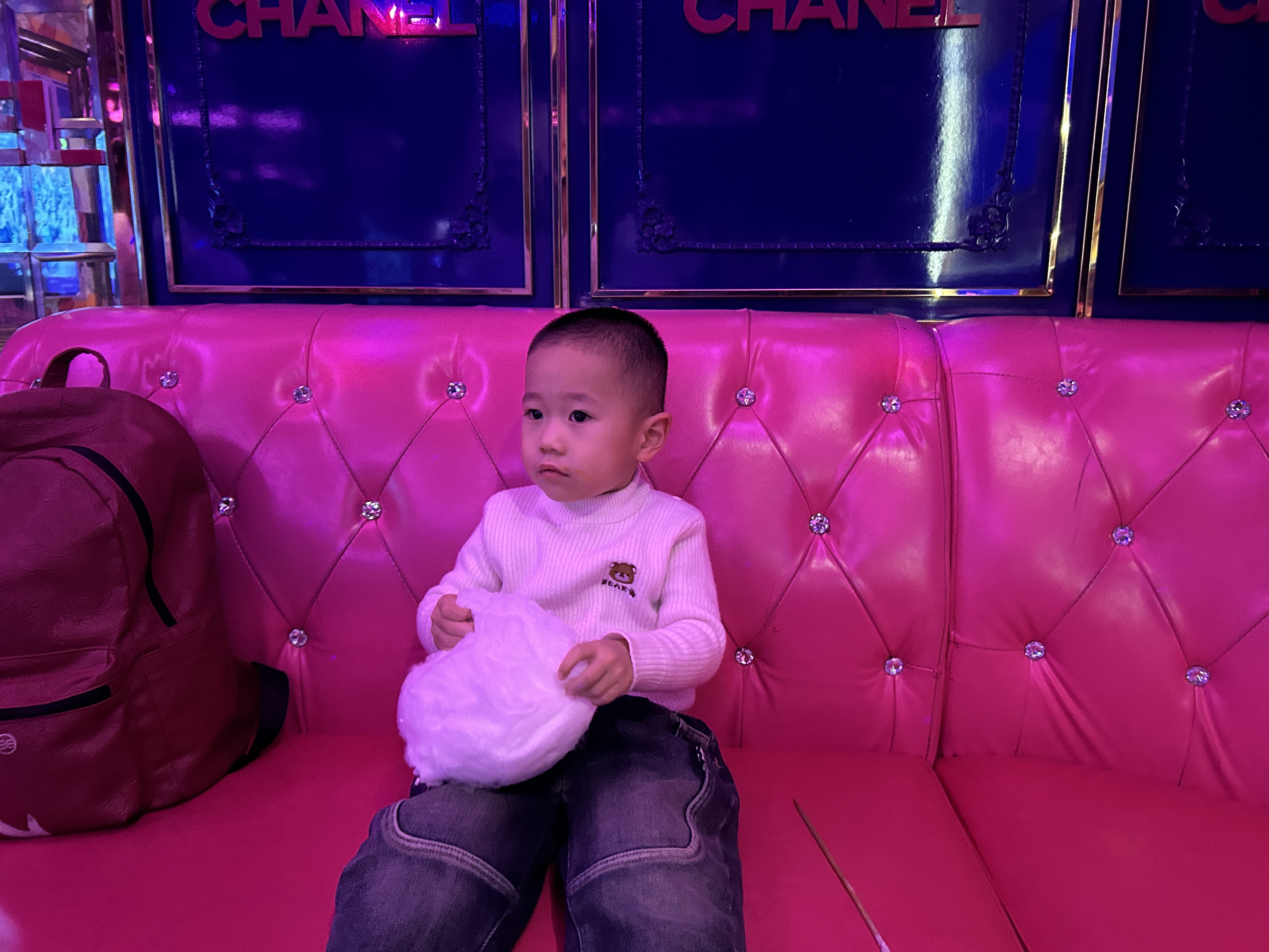 点击放大图片 跟随父亲出行松原:一场充满温情与欢笑的满月宴