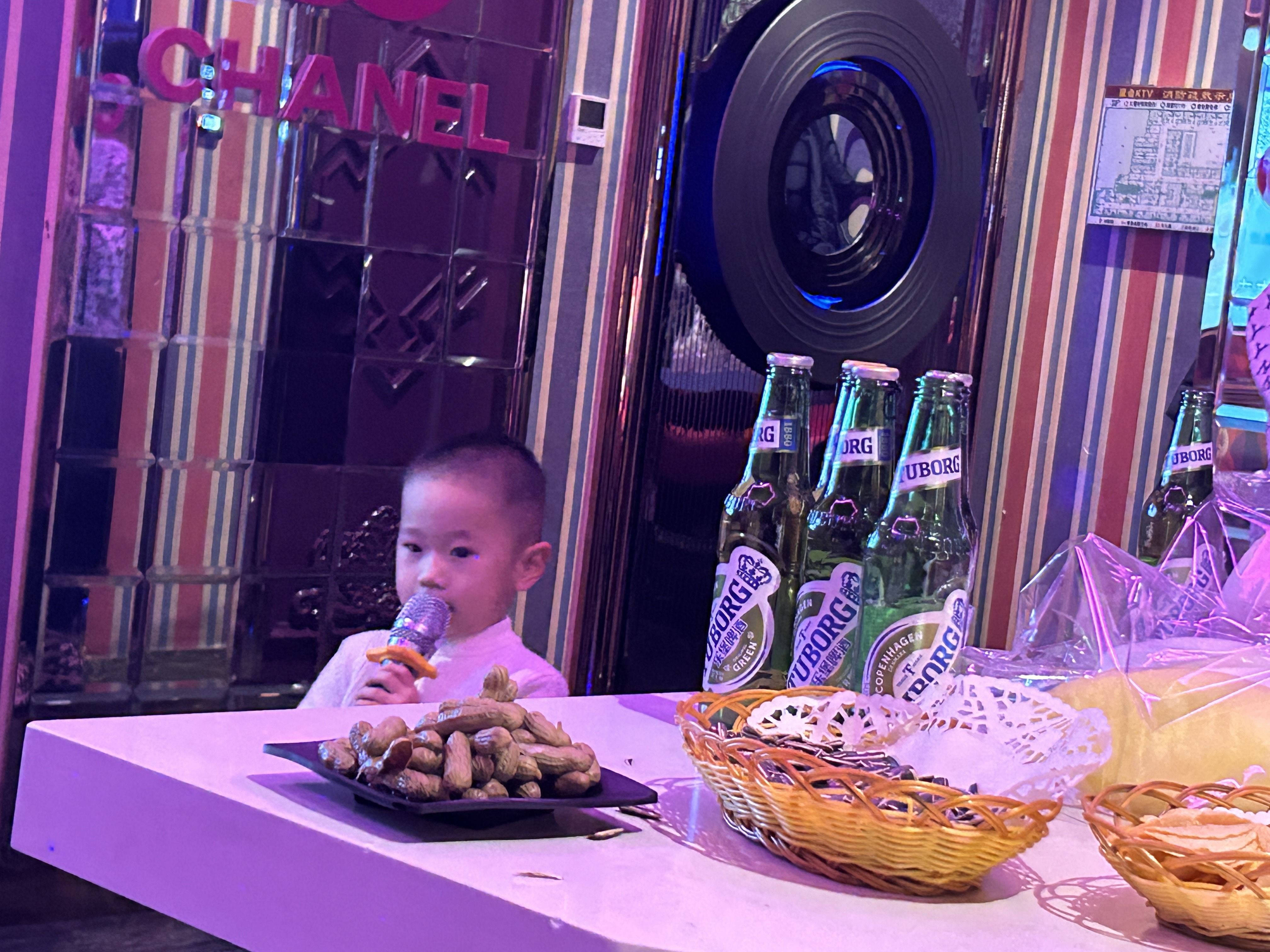 点击放大图片 跟随父亲出行松原:一场充满温情与欢笑的满月宴