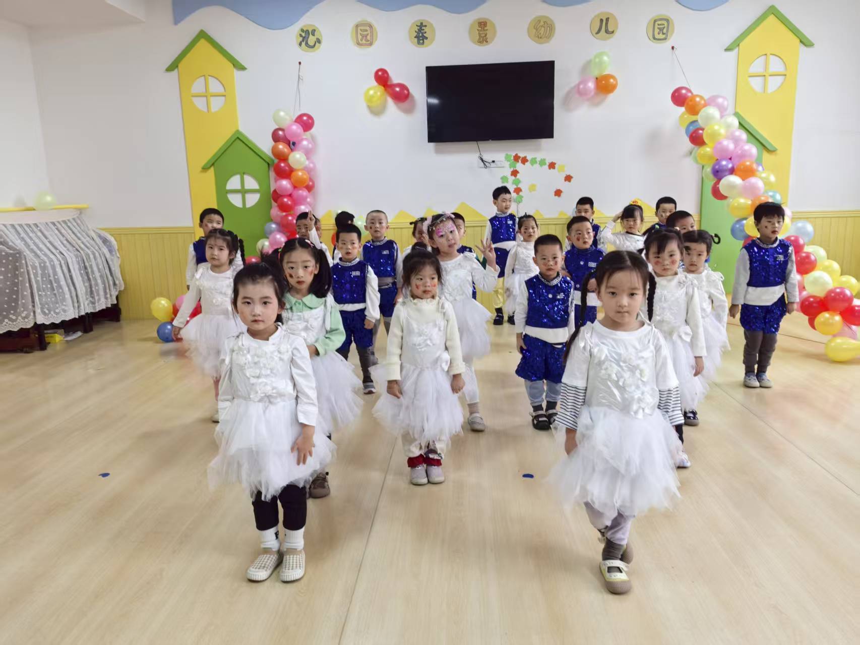 点击放大图片 博珉的第一次幼儿园元旦之旅:忙碌又暖心的双倍快乐