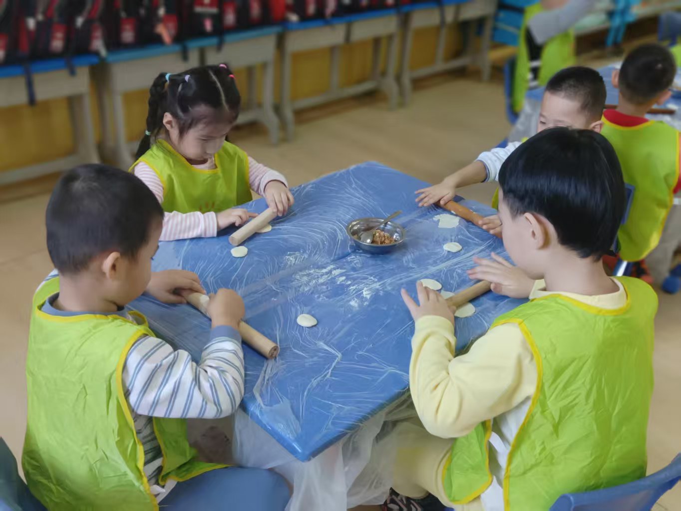 点击放大图片 博珉的第一次幼儿园元旦之旅:忙碌又暖心的双倍快乐