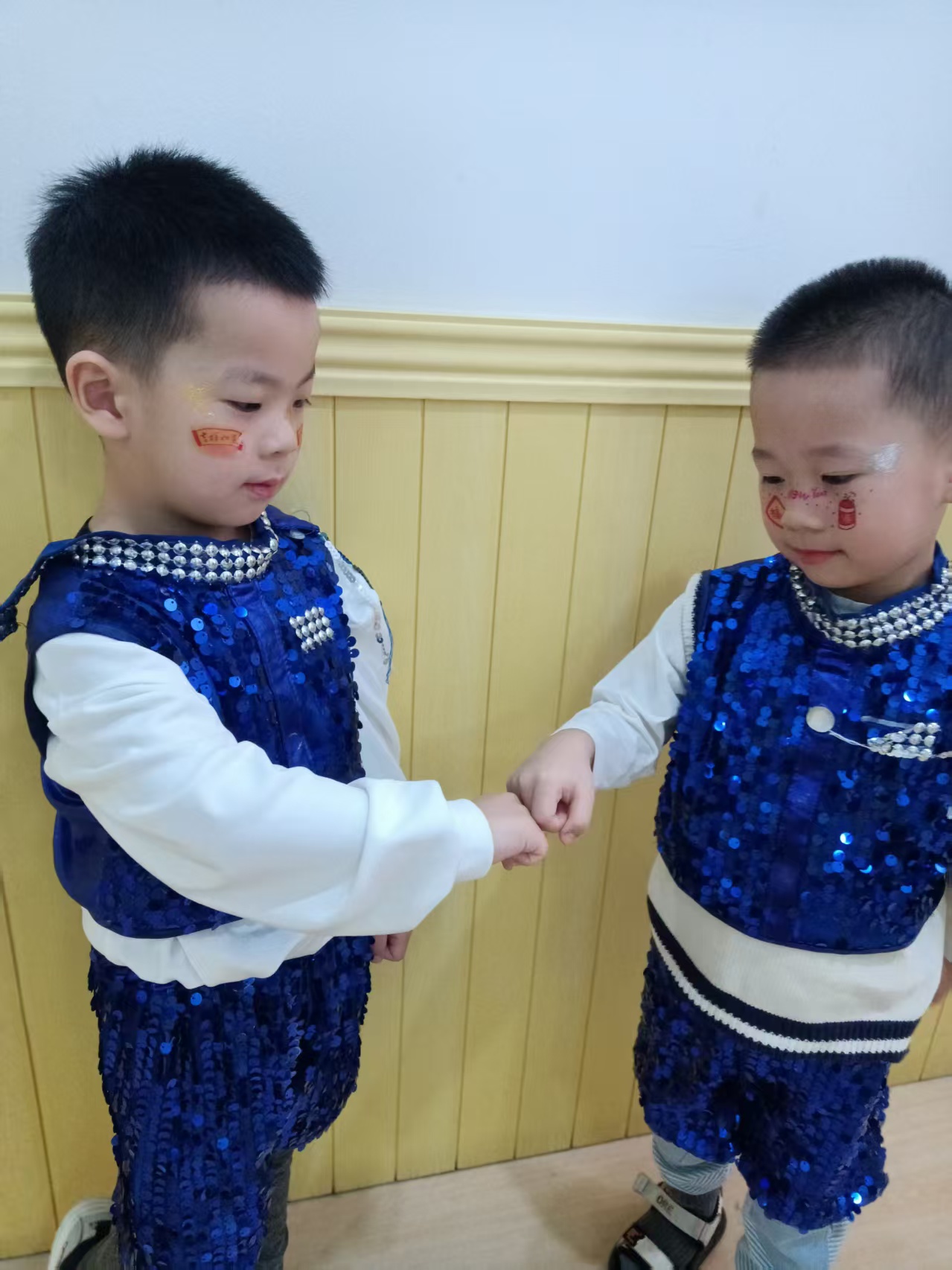 点击放大图片 博珉的第一次幼儿园元旦之旅:忙碌又暖心的双倍快乐