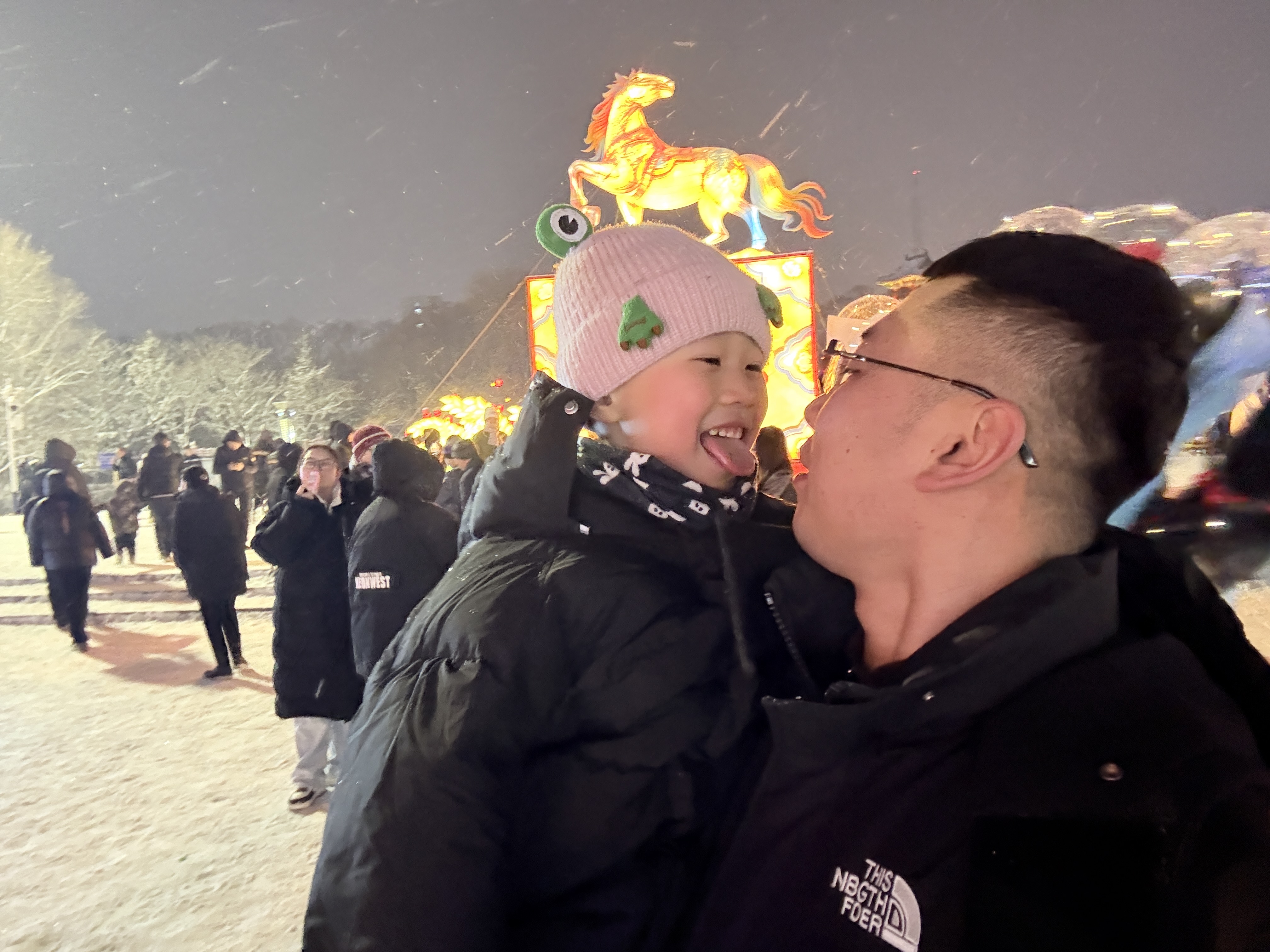 点击放大图片 正月十五雪打灯,肩头有你便是春